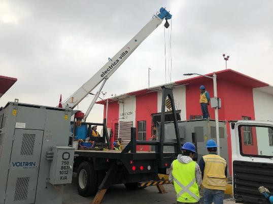 Grúa de Eléctrica Villa en maniobra de equipo