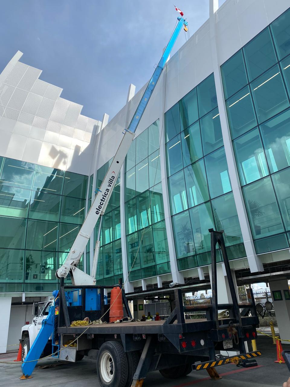 Maniobra con grúa de Eléctrica Villa en instalaciones industriales